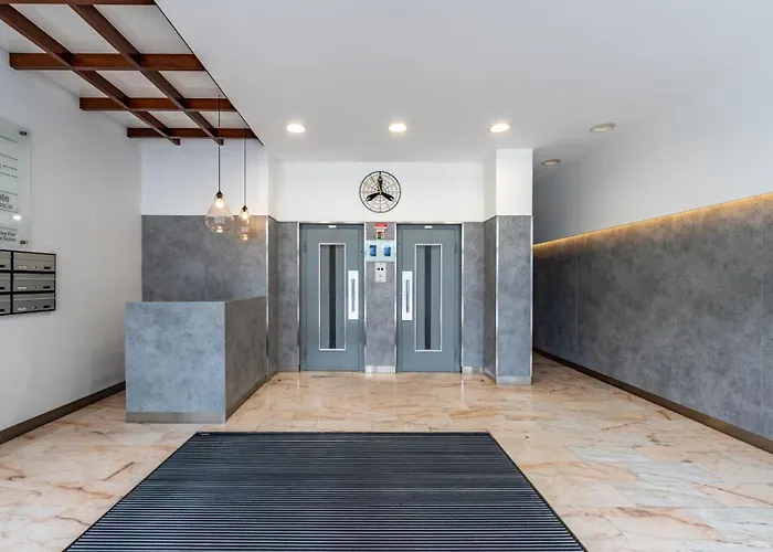 招待所 Out Marques